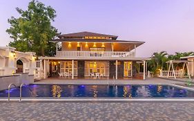Stayvista'S Lake La Vie - Tranquil Lake-View Villa Amidst Farmland With Pool And Poolside Gazebo - Proximity To Sula